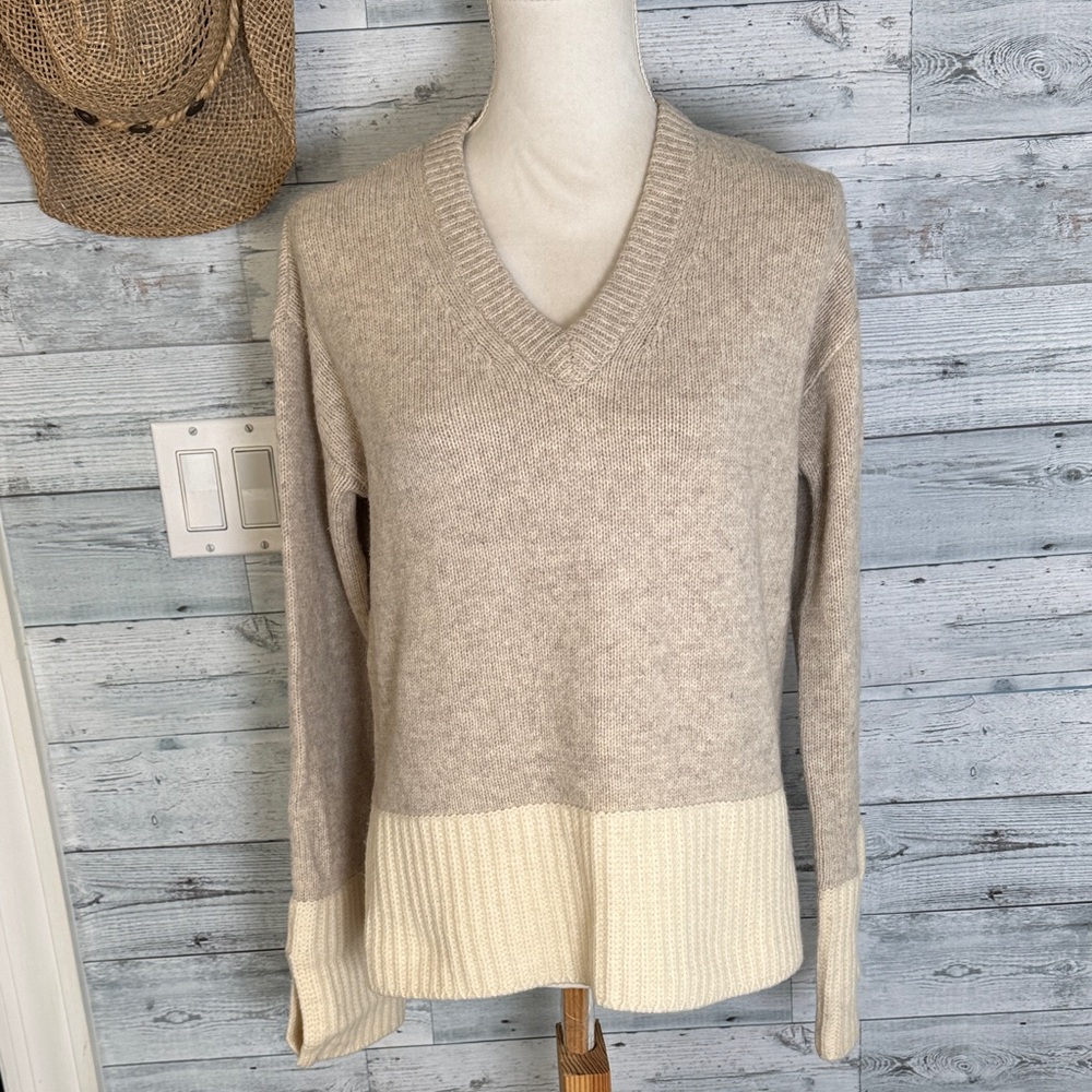 DEREK LAM DENIM OATMEAL & IVORY COLORBLOCK V-NECK SWEATER